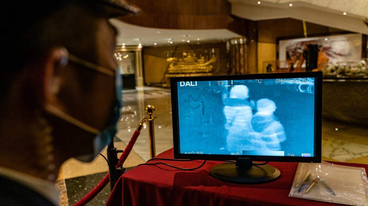 Un guardia de seguridad monitorea un sensor de temperatura corporal en el Grand Lisboa Hotel en Macau, China, el martes 4 de febrero de 2020.