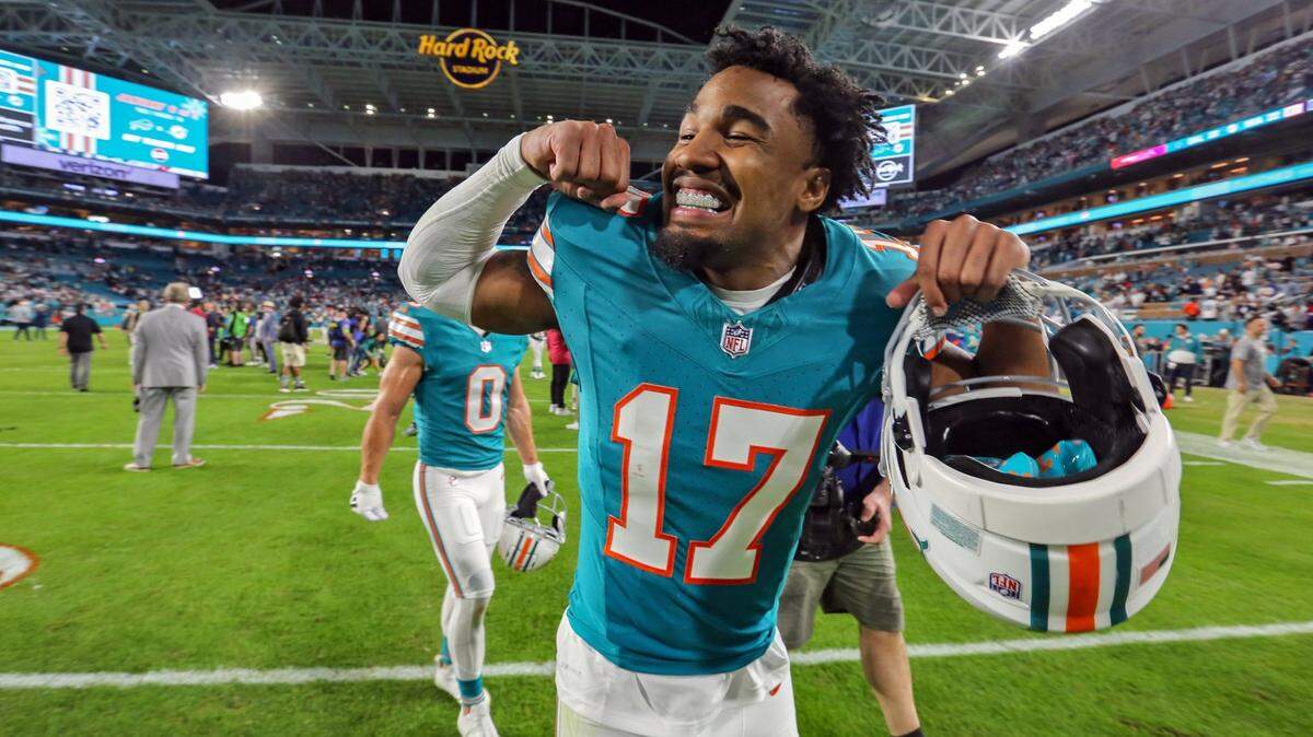El wide receiver Jaylen Waddle pactó una extensión de contrato por tres años y $84,75 millones con los Dolphins de Miami.