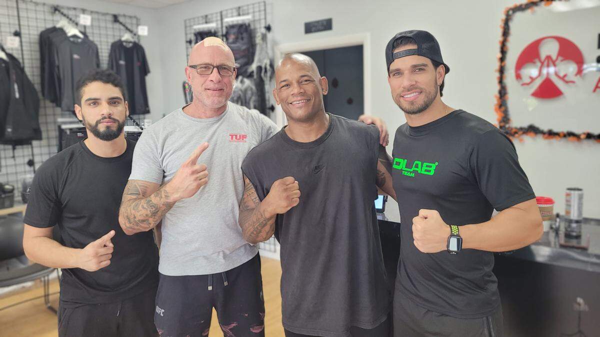 El artista marcial Geraldo González, el profesor Roger Krahl, Héctor Lombard y el preparador físico Darián Alvarez (de izq. a der.) en el gimnasio MMA Science Academy.