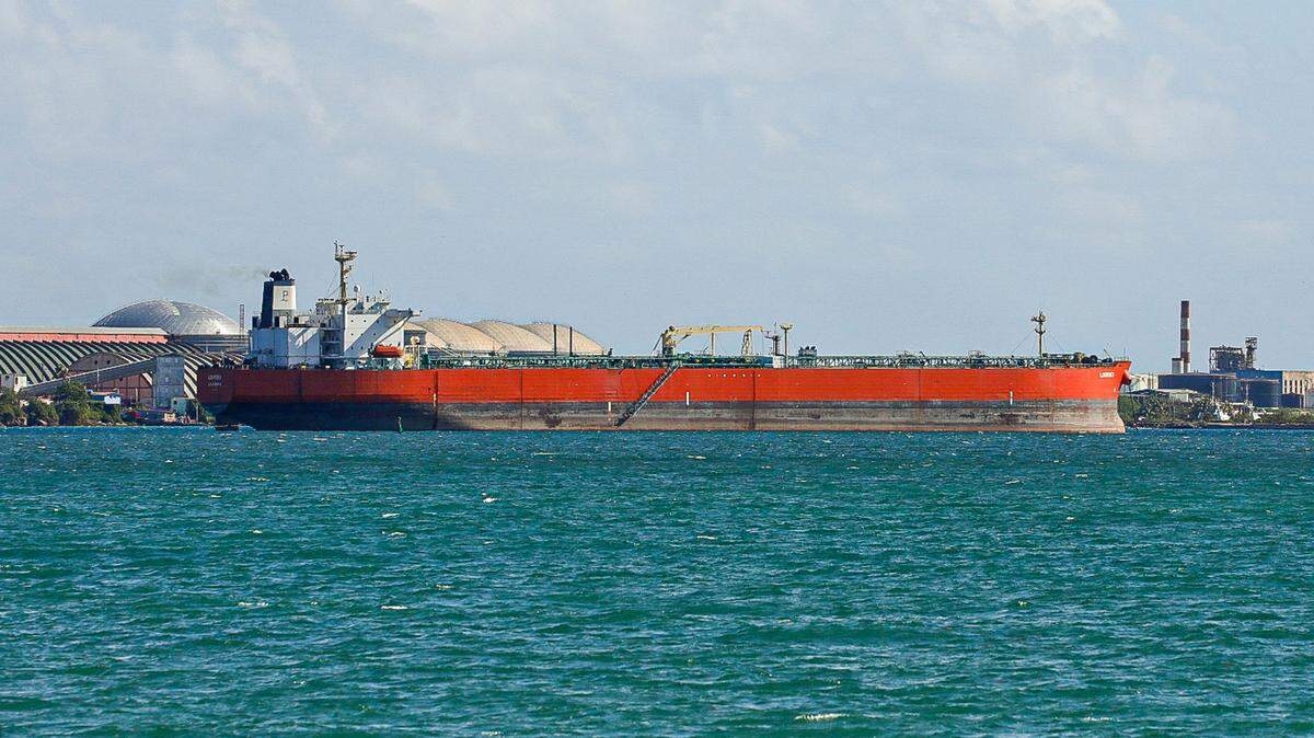 Esta imagen muestra un buque petrolero en la Base de Supertanqueros en la Zona Industrial del puerto de Matanzas, Cuba, el 30 de marzo de 2026.