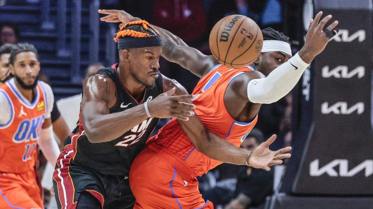 El jugador del Heat Jimmy Butler (izq.) pierde la pelota ante la marca de Luguentz Dort, del Thunder de Oklahoma City, en el partido celebrado el 20 de diciembre de 2024 en Miami.