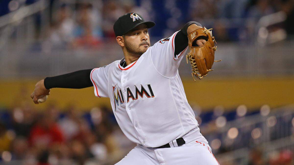 El abridor de los Marlins Pablo López lanza en el primer inning del partido ante los Cardenales, el 7 de agosto de 2018 en Miami.