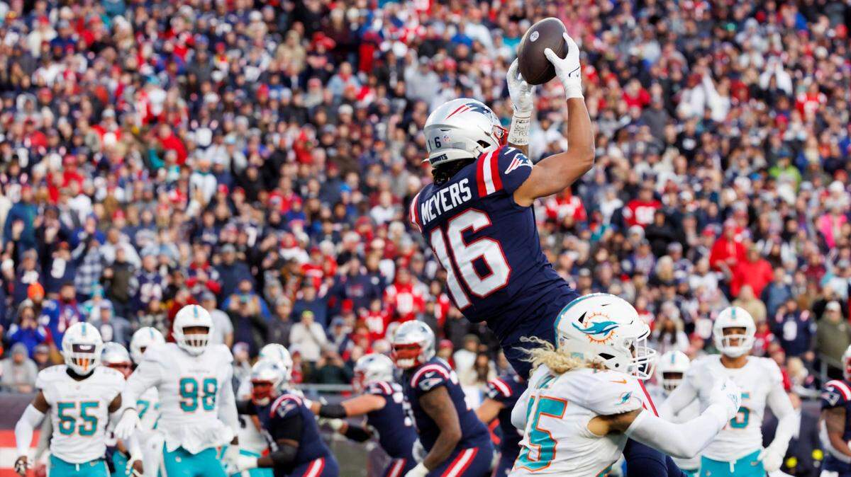 El wide receiver de los Patriots Jakobi Meyers (16) anota contra los Dolphins de Miami, en el partido celebrado el 1ro de enero de 2023 en Foxborough, Massachusetts.