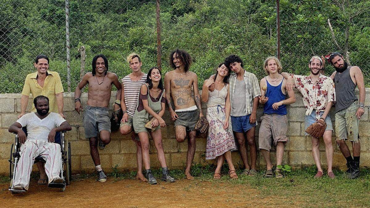 “Los Frikis”. Un testimonio inspirado en la tragedia de un grupo de jóvenes cubanos que se inocularon el virus VIH para garantizar techo, comida y una libertad utópica.