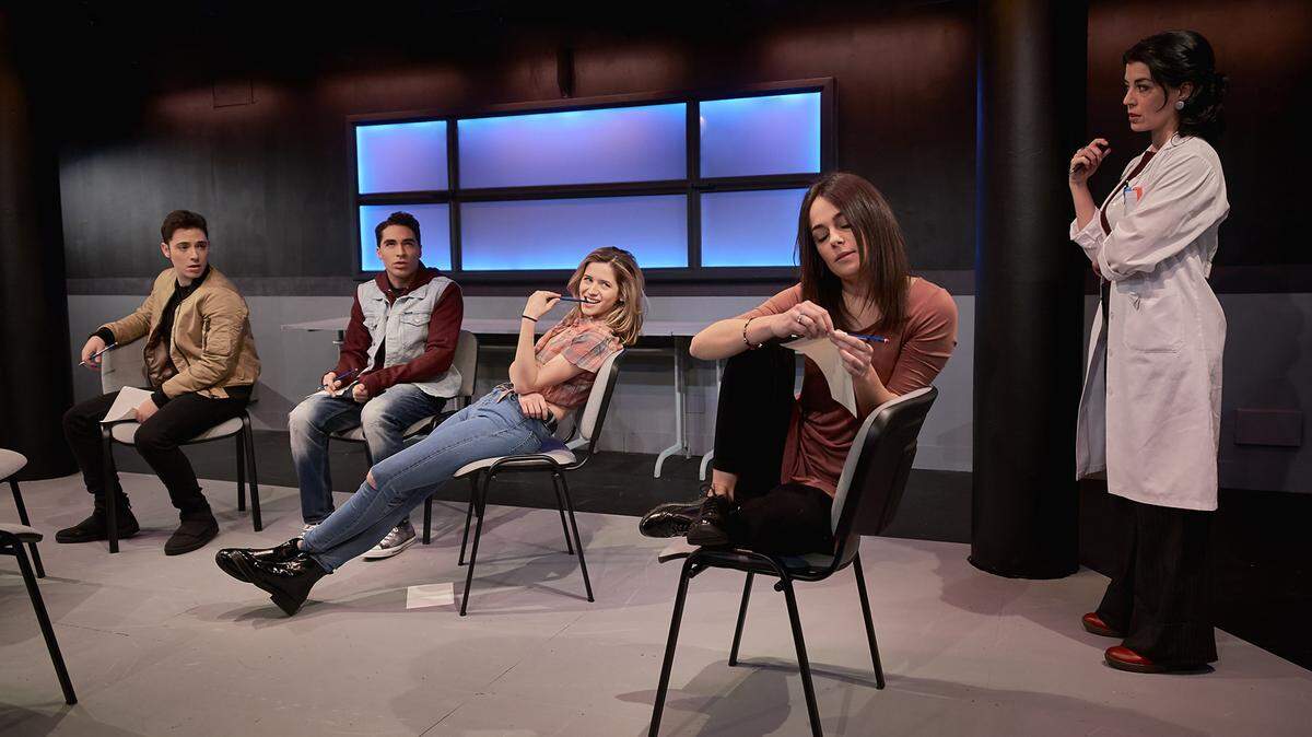 La producción española "#malditos16" aborda el tema del suicidio entre los jóvenes.