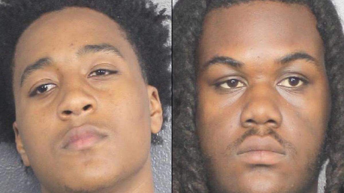 Morgan Deslouches (izq,) y Keshawn Paul Stewart fueron arrestados por cargos de armas en relación con el tiroteo en Hollywood Beach, Florida, que dejó nueve heridos el 29 de mayo de 2023.