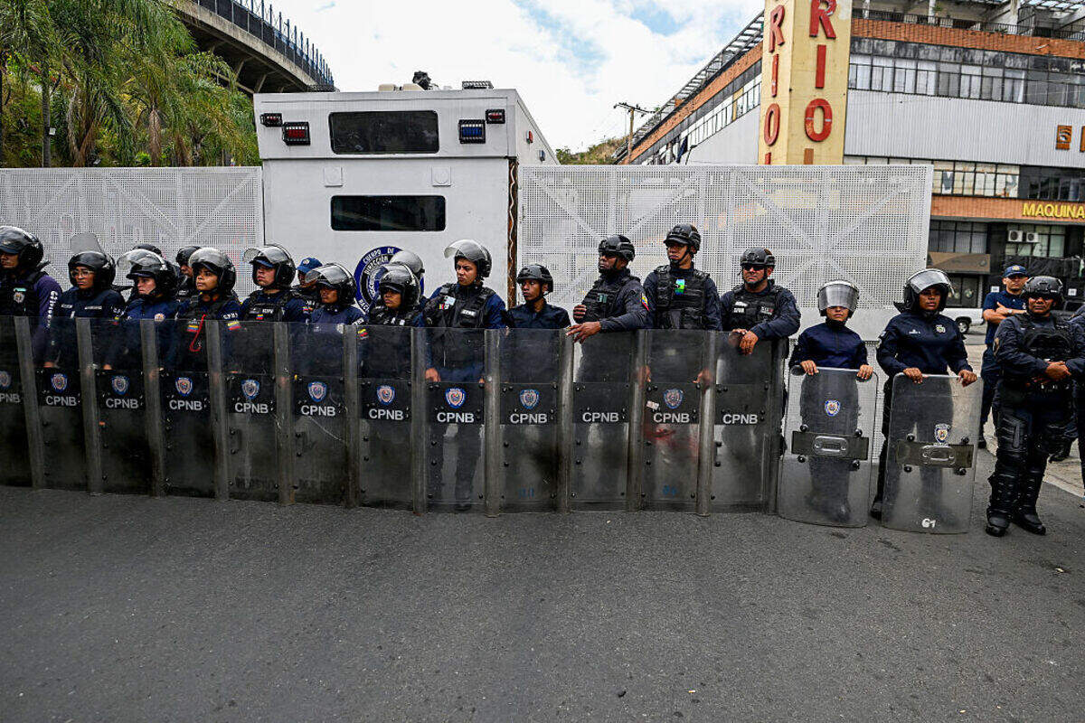 Agentes de la Policía Nacional Bolivariana de Venezuela montan guardia durante un traslado de prisioneros frente a la prisión de El Helicoide, en Caracas, el miércoles 3 de junio de 2026.