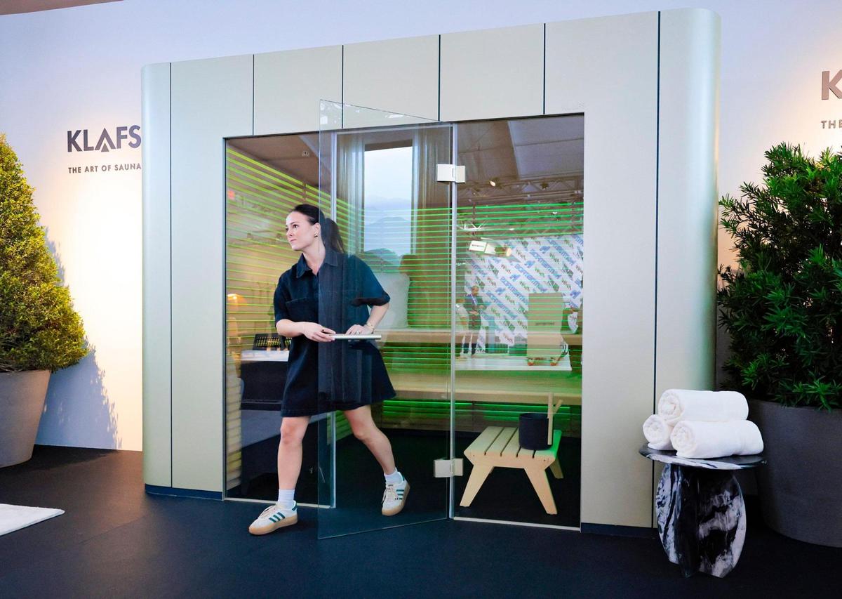 Lilly Schroeder sale de “The Art of Sauna” de Klafs en Design Miami en Miami Beach, Florida, el martes 3 de diciembre de 2024.