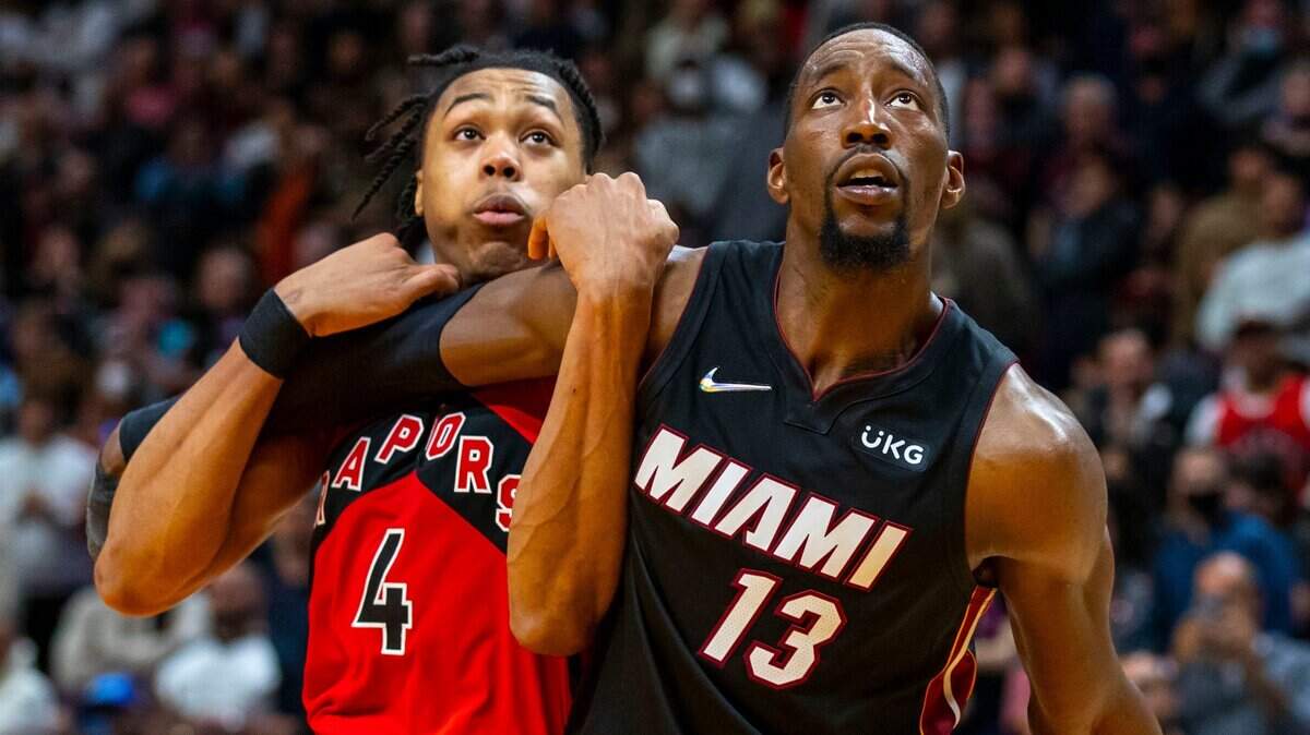 El centro del Heat Bam Adebayo (der.) lucha por un rebote con Scottie Barnes, de los Raptors de Toronto, en el partido celebrado el 29 de enero de 2022 en Miami.