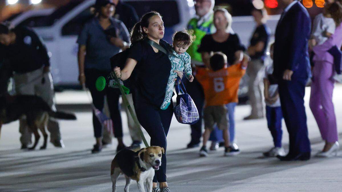 Un vuelo fletado organizado por Project Dynamo llega al Aeropuerto Internacional de Tampa el 15 de octubre de 2023. El vuelo tenía 270 evacuados de Israel, incluidos 91 niños y cuatro perros.