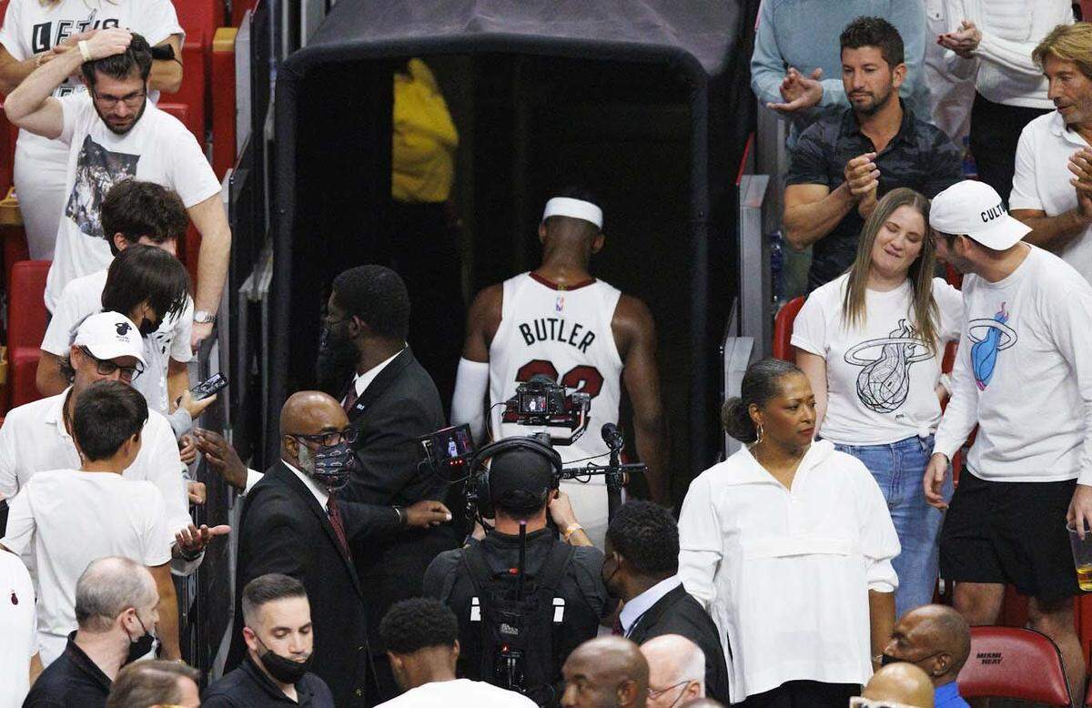 El delantero del Heat, Jimmy Butler camina hacia el túnel después de la derrota 100-96 ante los Celtics de Boston, en el Juego 7 de la serie final de la Conferencia Este de la NBA, celebrado el 29 de mayo de 2022 en el FTX Arena de Miami, Florida.