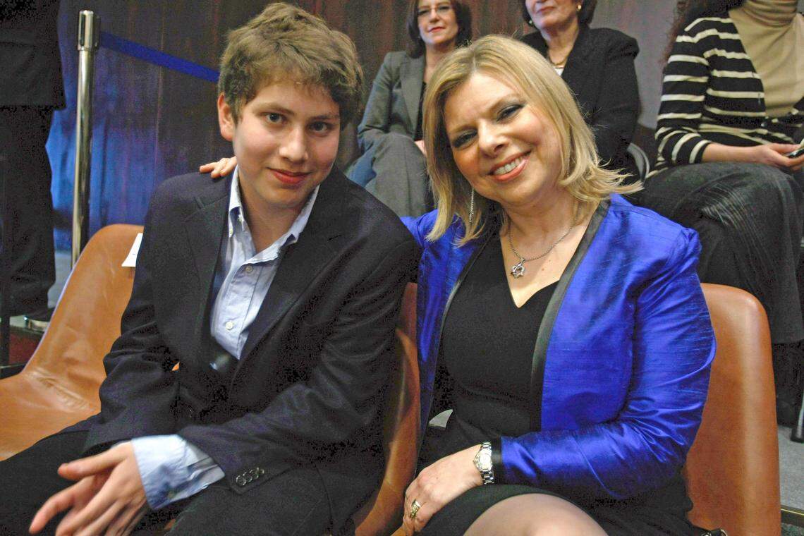 Sara Netanyahu, la esposa nuevo primer ministro de Israel, Benjamin Netanyahu, posa junto al hijo menor del matrimonio, Avner, durante la ceremonia en la que Netanyahu juró su cargo como jefe del nuevo Gobierno de Israel en el Knesset (el Parlamento israelí) en Jerusalén.