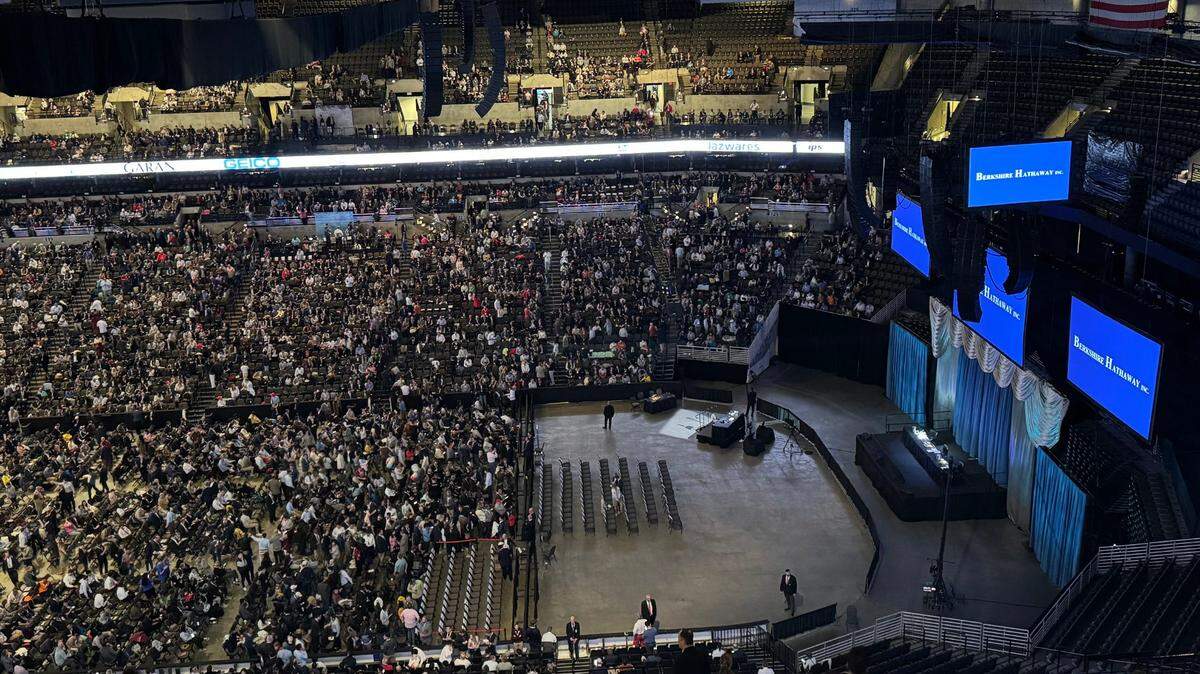 Los accionistas de Berkshire Hathaway se reúnen temprano el sábado por la mañana para preguntar al presidente Warren Buffett y a los vicepresidentes Greg Abel y Ajit Jain sobre el negocio de Omaha.