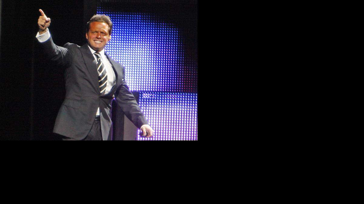 Luis Miguel durante su conciertoen el AAA de Miami en el 2011.