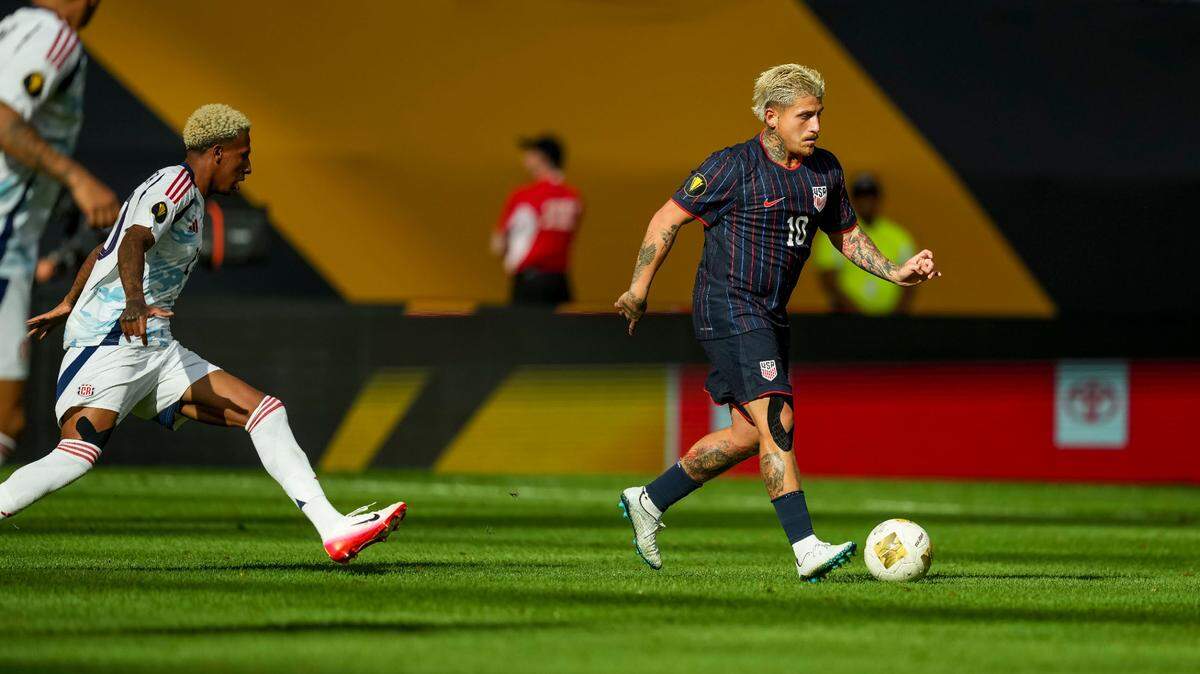 El jugador de Estados Unidos Diego Luna (der.) anotó un gol ante Costa Rica en el partido de cuartos de final de la Copa Oro celebrado el 29 de junio de 2025 en el U.S. Bank Stadium en Minneápolis, Minnesota.