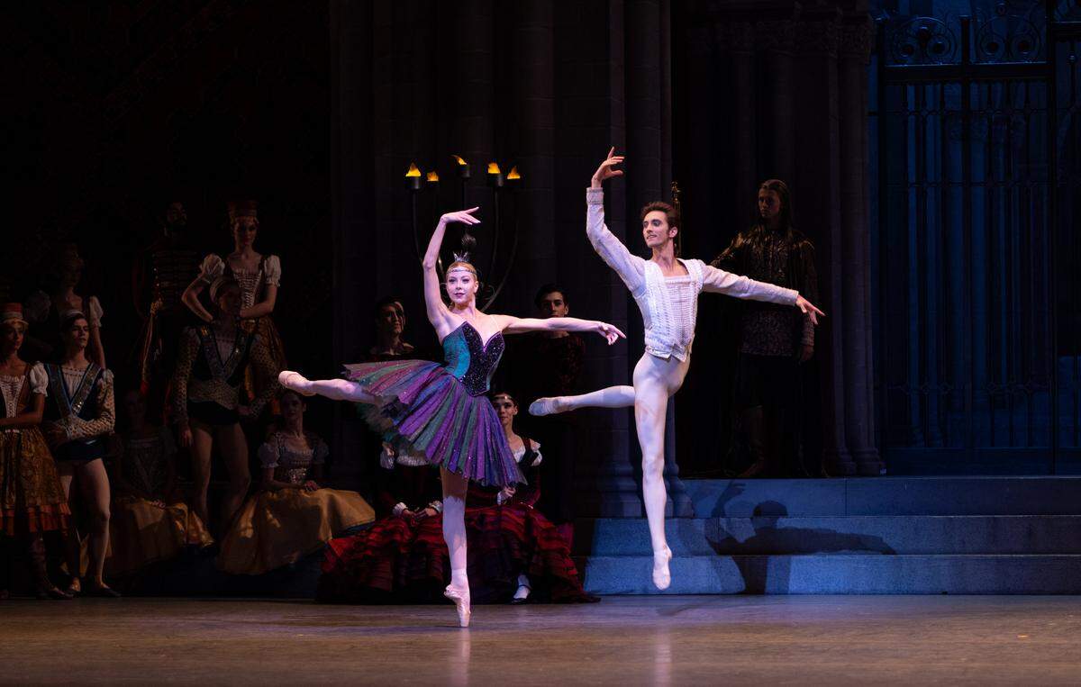 Dawn Atkins y Stanislav Olshanskyi como Odile y el Príncipe Sigfrido en el segundo acto de “El Lago de los Cisnes” de Alexei Ratmansky. 