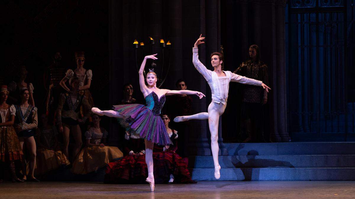 Dawn Atkins y Stanislav Olshanskyi como Odile y el Príncipe Sigfrido en el segundo acto de 'El Lago de los Cisnes' de Alexei Ratmansky.