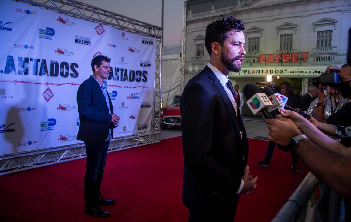 Los actores Adrián Mas (izq.) y Héctor Medina en la alfombra roja de “Plantados”, el 18 de marzo.