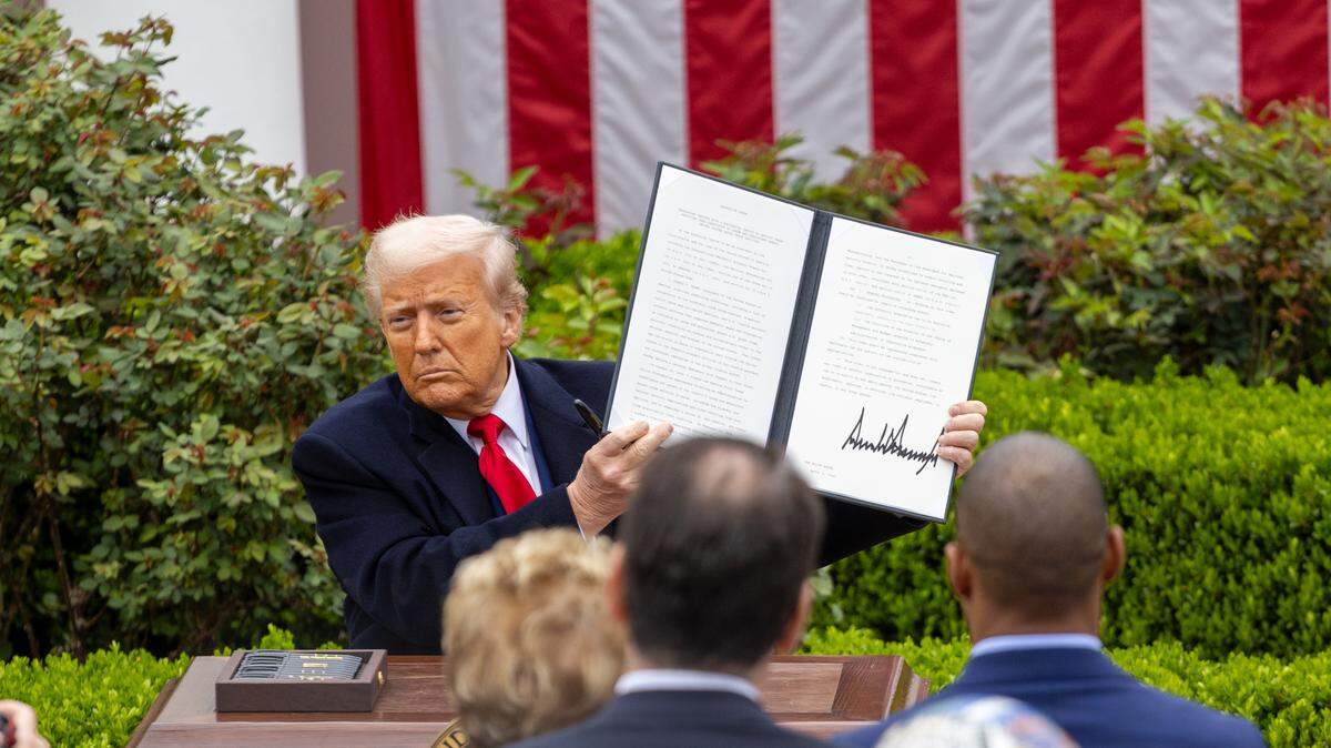 El presidente de Estados Unidos, Donald Trump, muestra una orden ejecutiva sobre los “aranceles recíprocos” en el Jardín de Rosas de la Casa Blanca en Washington, D.C., Estados Unidos, el 2 de abril de 2025.