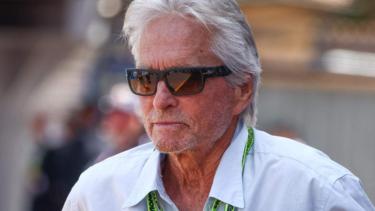 Michael Douglas es visto en el pitlane antes del Gran Premio de Mónaco de F1 en el Circuito de Mónaco el 26 de mayo de 2024 en Montecarlo, Mónaco. 