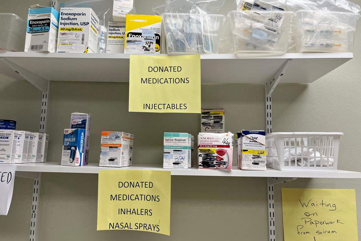 Donaciones de medicamentos en las estanterías de la&nbsp;Open Bible Medical Clinic and Pharmacy&nbsp;de Colorado Springs, Colorado, el 7 de noviembre. 