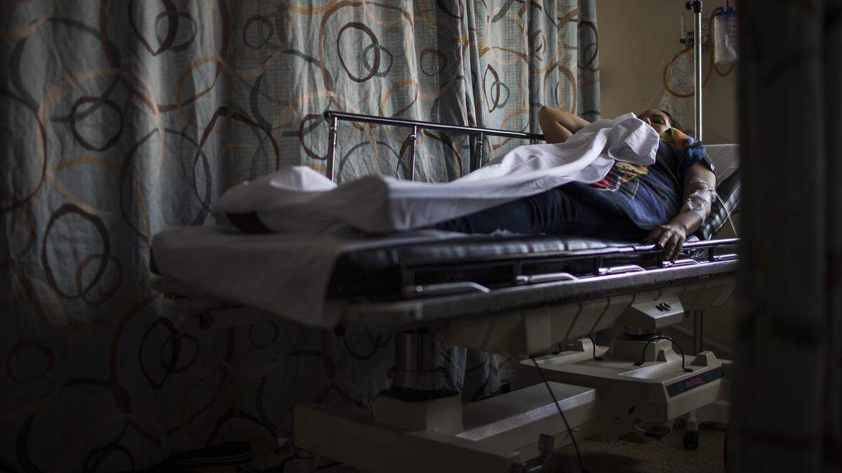 Un paciente descansa en el Hospital del Maestro en San Juan, Puerto Rico, donde no hay electricidad.