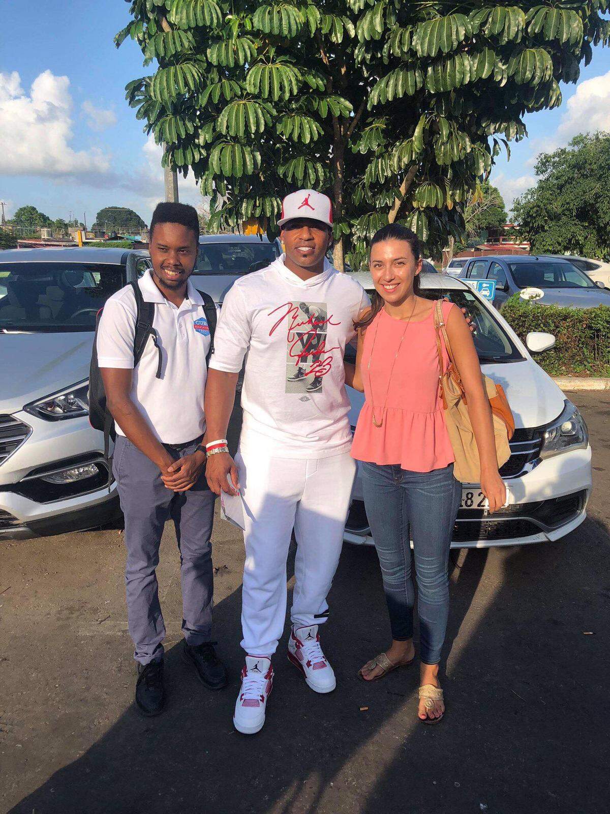 Yoenis Céspedes con un par de admiradores en Cuba.