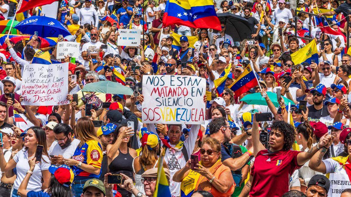 Los venezolanos que viven en el sur de Florida hacen oír su voz en Bayfront Park en el centro de Miami el 3 de agosto de 2024.