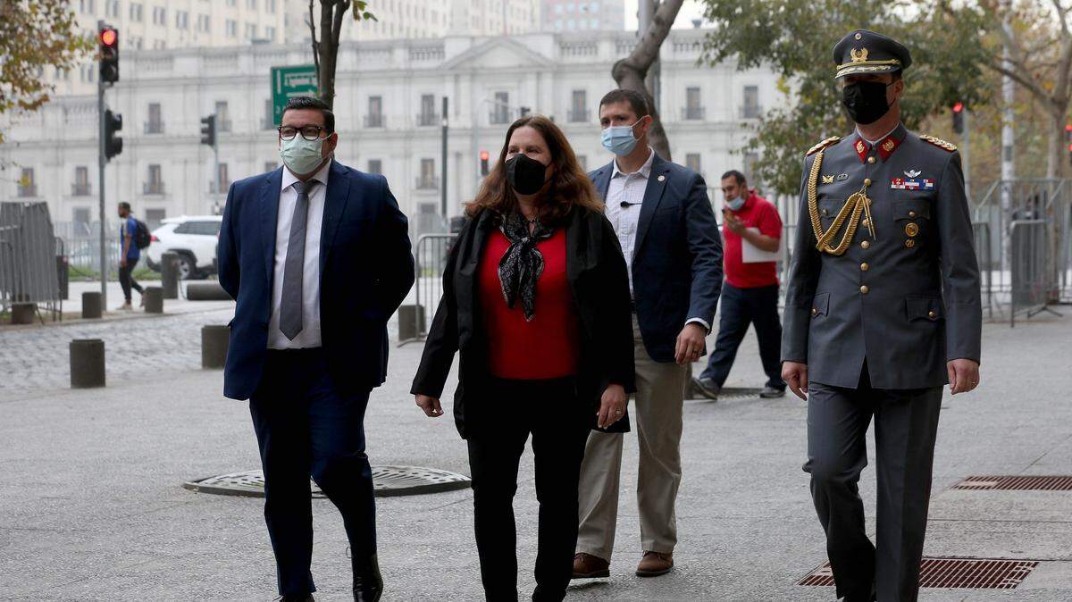 La ministra de Defensa chilena, Maya Fernández, camina hasta la contraloría y asiste a la Cuenta Pública del CDE. ANDRÉS DÍAZ - MINISTERIO DE DEFENSA DE CHILE 15/5/2022