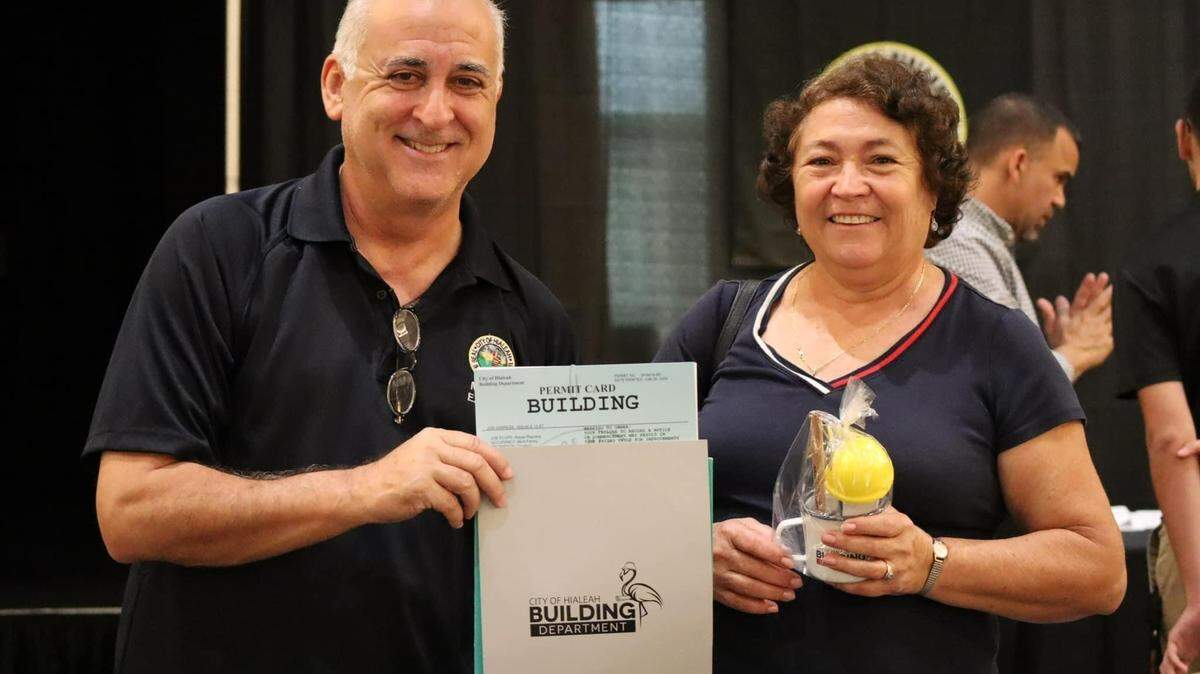 Irián Barbán junto al alcalde de Hialeah, Esteban Bovo Jr, luego de asistir al programa de alcance comunitario para solicitar un permiso de construcción. Junio 25, 2022