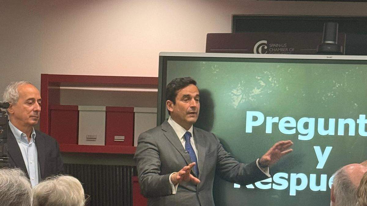Manuel Vera, director ejecutivo de Relocate Spain, explica el servicio en la sede de la Cámara de Comercio de España en Miami, el jueves 9 de abril de 2026.