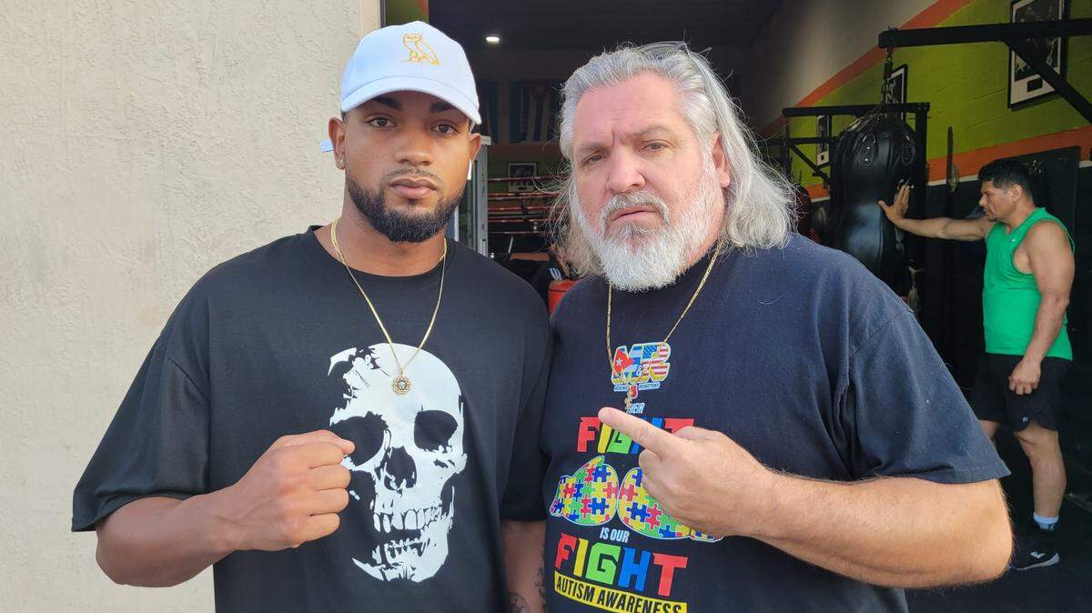 El entrenador principal de M&R Promotions Osmiri Fernández junto al boxeador Idalberto Umara, quien pelea este viernes en Orlando.