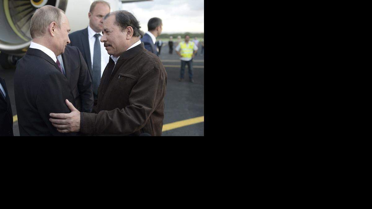 Los presidentes de Rusia, Vladimir Putin, derecha, y Daniel Ortega de Nicaragua se saludan tras la llegada de Putin a Managua, el julio del 2014. 