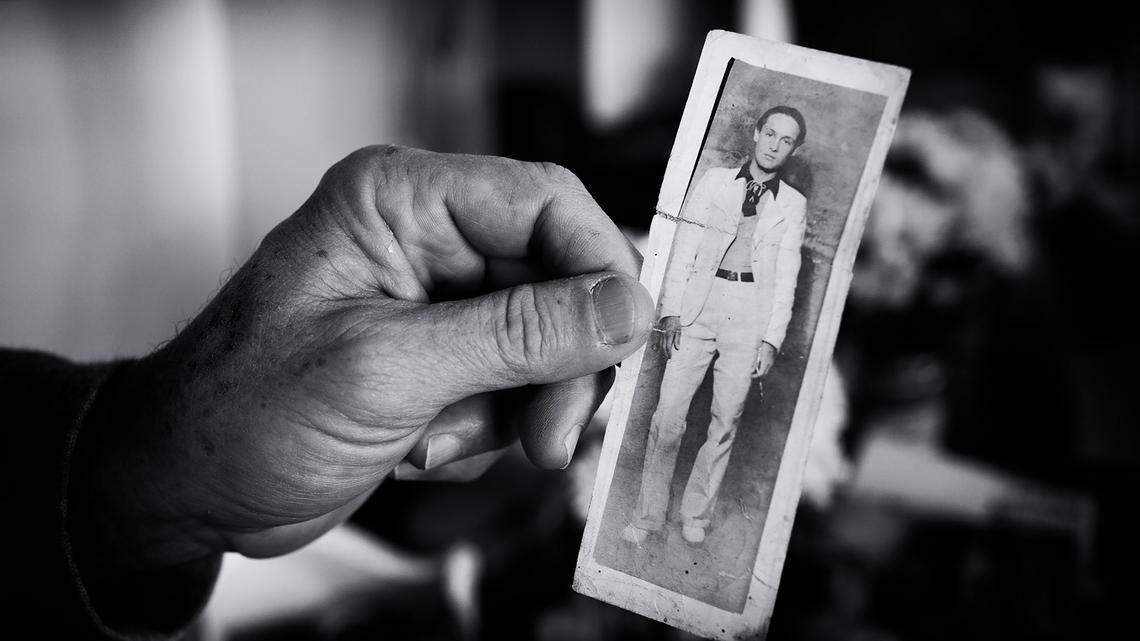 ‘Sin título’, de la serie “Ningún lugar está lejos”, 2022. Enfocarse en el detalle, jugar con la foto de la foto y la multiplicidad de referencias es un elemento distintivo en el trabajo de Sosa.