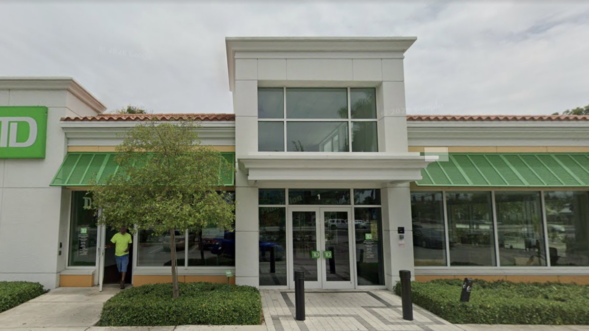 Las autoridades informaron que un robo en el TD Bank de Plantation desencadenó una persecución entre varias agencias hacia Fort Lauderdale, la cual culminó en un accidente en Lauderhill.