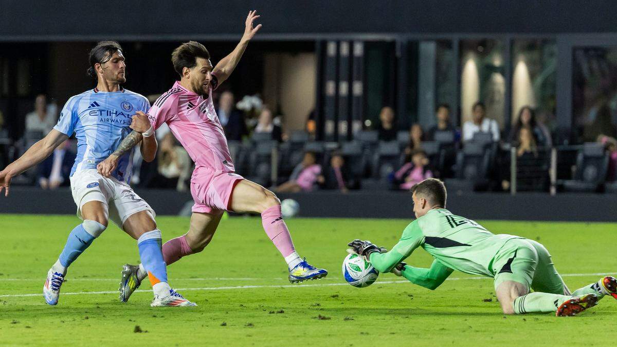 El astro del Inter Miami Lionel Messi (10) intenta anotar ante el portero del New York City Matt Freese, en el partido de la MLS celebrado el 22 de febrero de 2025 en el Chase Stadium en Fort Lauderdale, Florida.