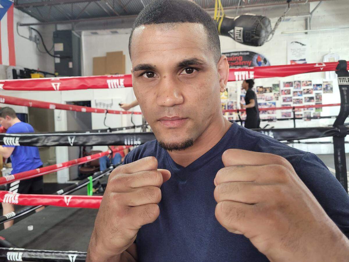 Orestes Velázquez entrena en el gimnasio del profesor Pedro Roque en espera de una nueva oportunidad que podría llegar en mayo para darle continuidad al buen momento de aquella noche en Hialeah.