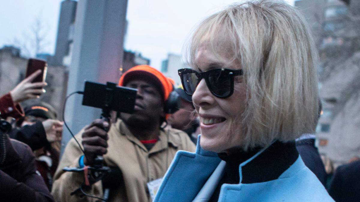 E. Jean Carroll abandona el Palacio de Justicia de los Estados Unidos Daniel Patrick Moynihan en la ciudad de Nueva York el 25 de enero de 2024, tras finalizar las diligencias del día en la demanda por difamación contra Donald Trump.