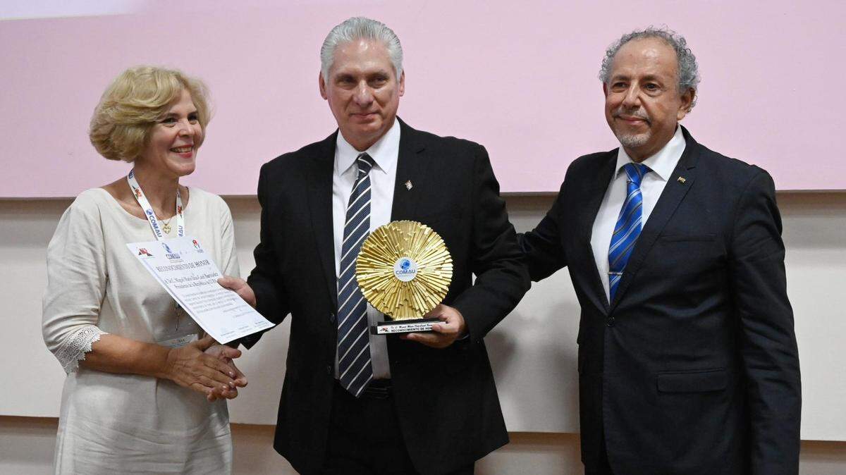 El gobernante cubano Miguel Díaz-Canel recibe un reconocimiento por su “labor científica y humana” durante evento académico internacional celebrado en medio de la crisis en la isla.