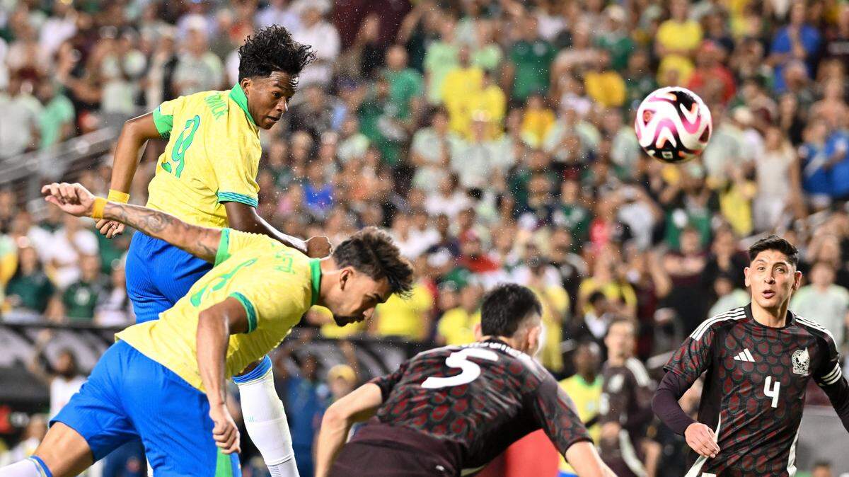 El delantero Endrick (izq.) cabeceó a la red un centro de Vinicius Jr. con el que Brasil venció 3-2 a México en el descuento, en el partido amistoso celebrado el 8 de junio de 2024 en College Station, Texas.