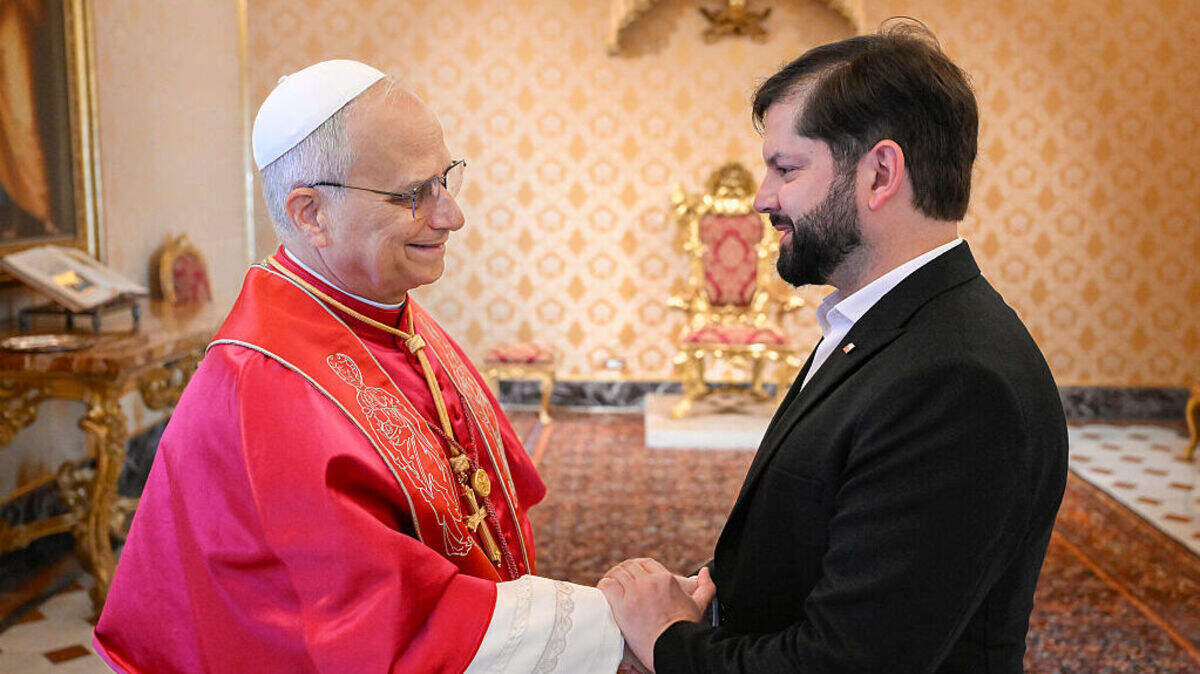 El papa León XIV se reúne con el presidente de Chile, Gabriel Boric Font, durante una audiencia en el Palacio Apostólico, el 13 de octubre de 2025 en la Ciudad del Vaticano. 
