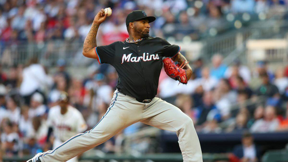 El abridor de los Marlins Sixto Sánchez lanza en el primer inning del partido ante los Bravos, celebrado el 24 de abril de 2024 en Atlanta.