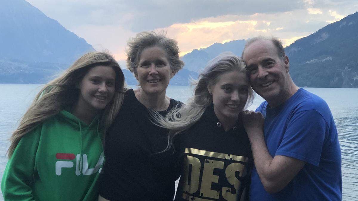 Bruce Horovitz con su esposa, Evelyne, y sus hijas Becca (izq.) y Rachel, en Interlaken, Suiza.