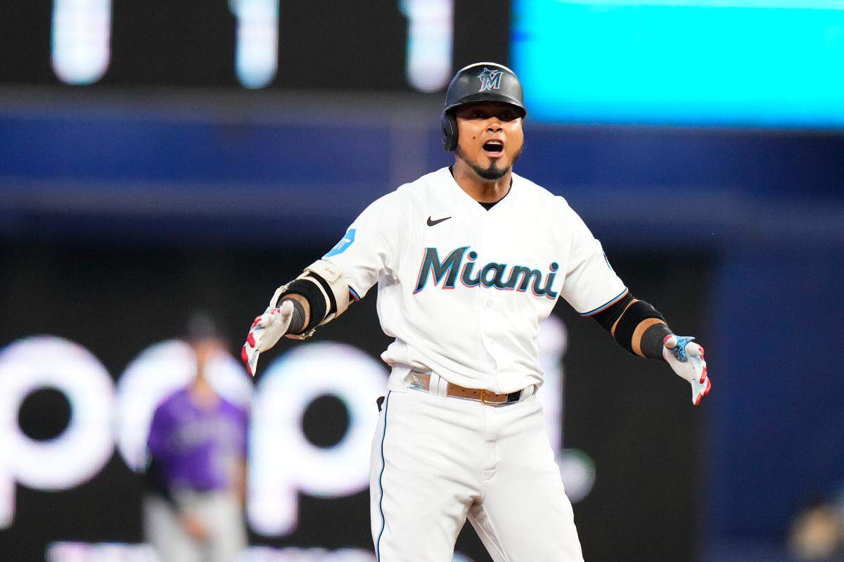 El segunda base de los Marlins Luis Arráez celebra tras pegar un doble en el sexto inning del partido ante los Rockies de Colorado, celebrado el 23 de julio de 2023 en Miami.