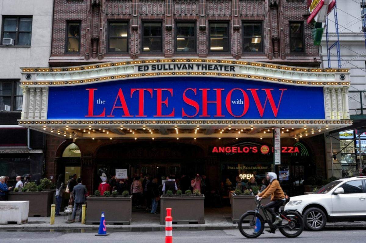 Varias personas se congregan a las afueras del Teatro Ed Sullivan antes de la grabación del último episodio de "The Late Show" con Stephen Colbert, en la ciudad de Nueva York, Estados Unidos. 21 de mayo de 2026. REUTERS/Adam Gray