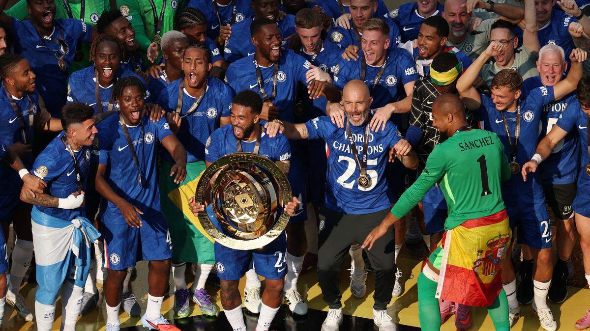 El defensa del Chelsea FC, Reece James (24), levanta el trofeo mientras celebra con el entrenador del Chelsea, Enzo Maresca, y sus compañeros tras ganar la final de la Copa Mundial de Clubes de la FIFA 2025 en el Estadio MetLife., el 13 de julio de 2025; en East Rutherford, Nueva Jersey.