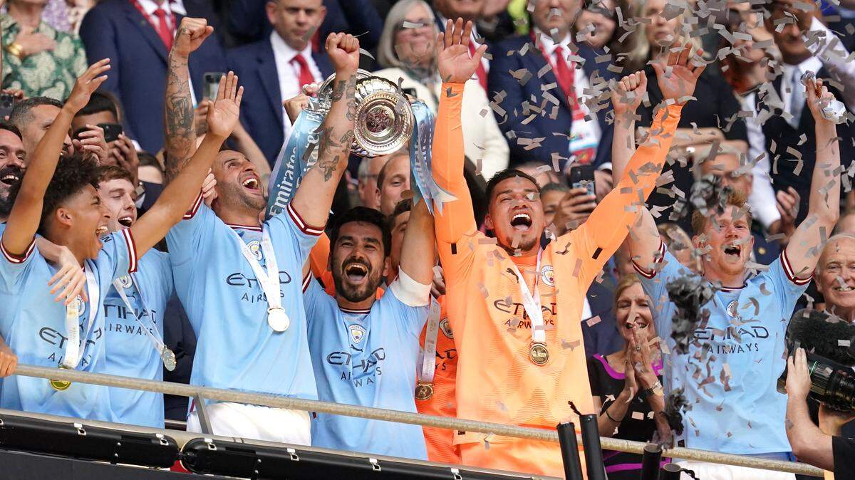 Manchester City sigue por buen camino en su misión de ganar el triplete de trofeos tras vencer al Manchester United por 2-1 en la final de la Copa FA el sábado.
