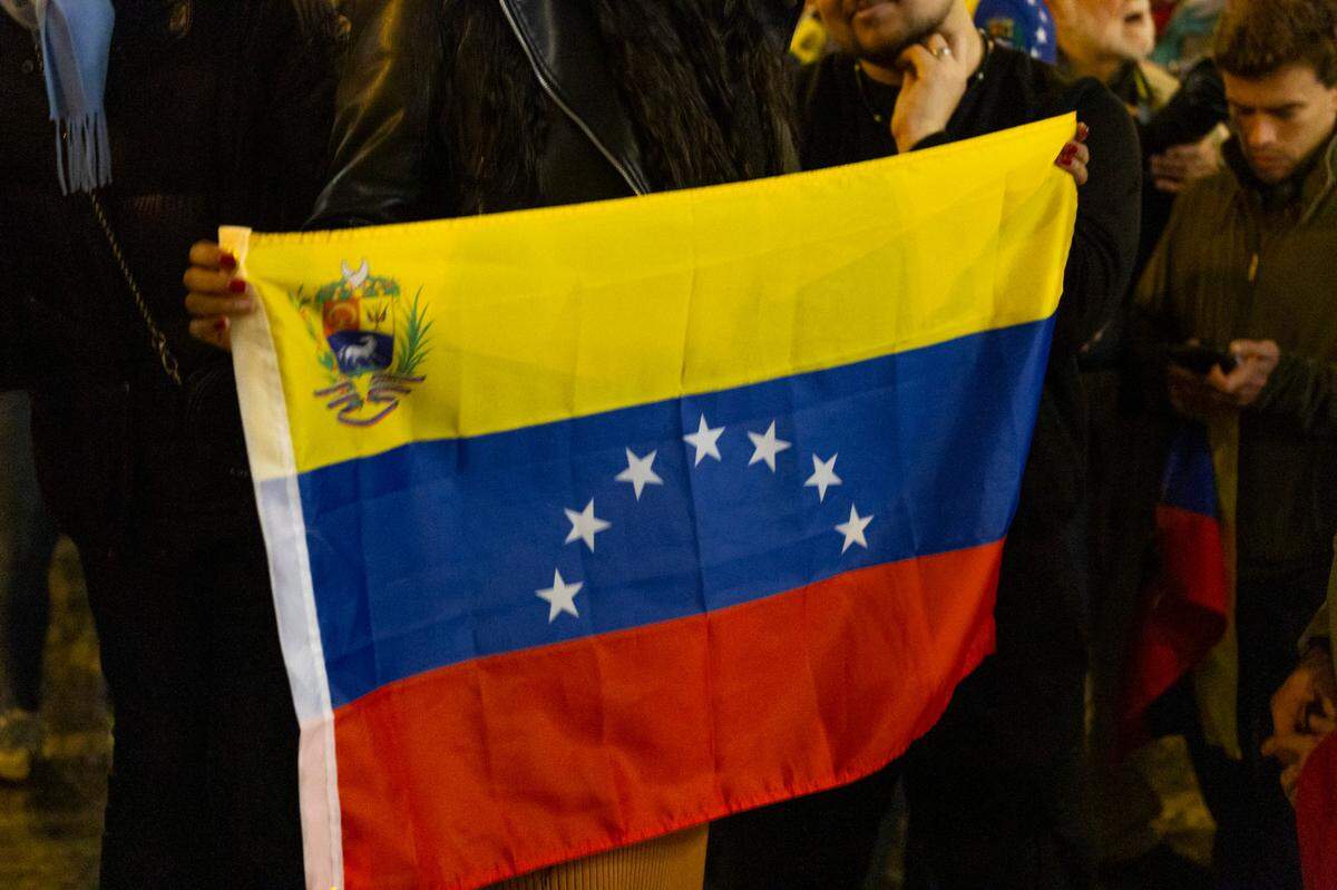 Tras la decisión de la Corte Suprema de Justicia que revoca el Estatus de Protección Temporal (TPS) a inmigrantes venezolanos, todavía existen otras opciones para permanecer legalmente en Estados Unidos.&nbsp;En la foto, miembros de la comunidad venezolana en Lisboa, Portugal, protestan para exigir reformas democráticas en Venezuela, el 9 de enero de 2025. 
