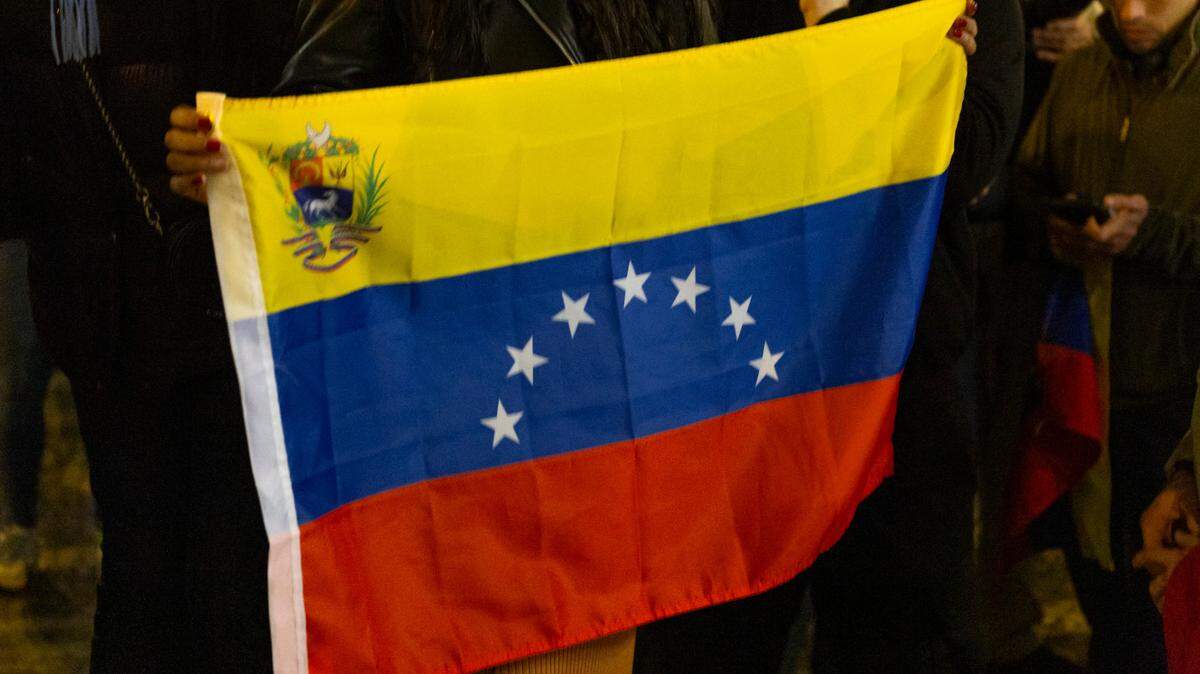 Tras la decisión de la Corte Suprema de Justicia que revoca el Estatus de Protección Temporal (TPS) a inmigrantes venezolanos, todavía existen otras opciones para permanecer legalmente en Estados Unidos. En la foto, miembros de la comunidad venezolana en Lisboa, Portugal, protestan para exigir reformas democráticas en Venezuela, el 9 de enero de 2025. 