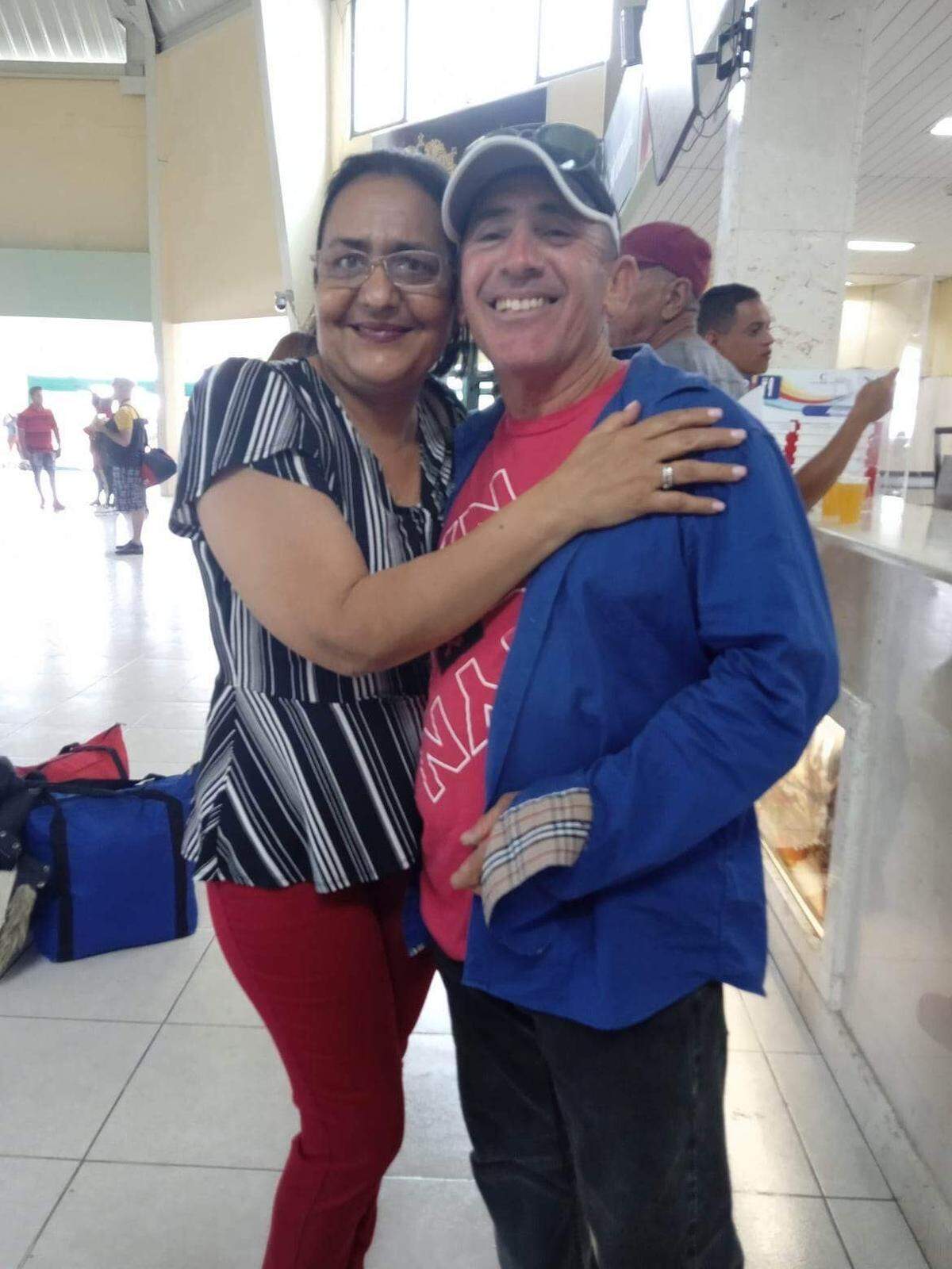 Rosa María Rodríguez González y su esposo